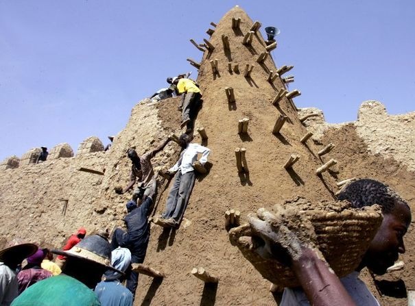 353805_des-hommes-restaurent-la-grande-mosquee-de-tombouctou-dans-le-nord-mali-en-2006[1]